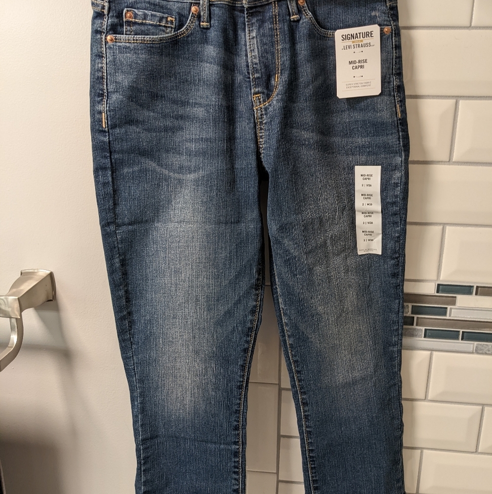 Signature by Levi Strauss Capris